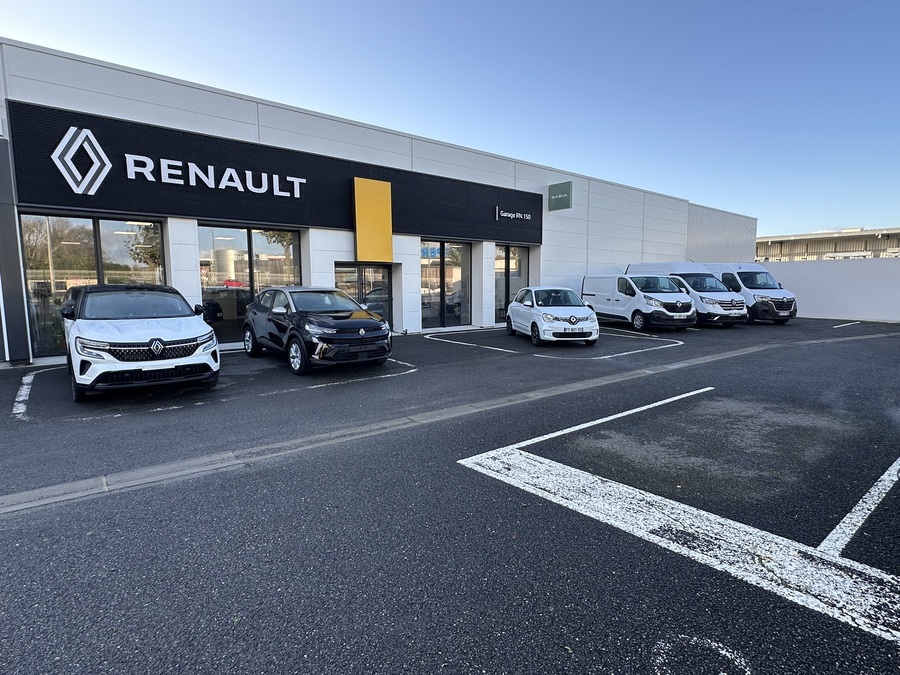 Garage Renault avec véhicules neufs devant